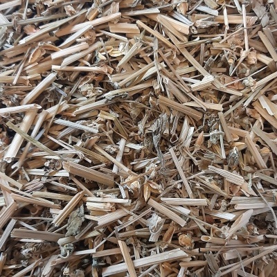 Paços finos secos castanhos claros com pedaços de folhas secas misturadas