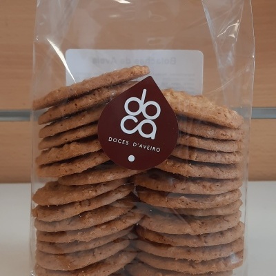 Pacote transparente com biscoitos e etiqueta marrom DOCES D'AVEIRO