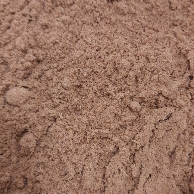 Líquido castanho com espuma clara numa bancada clara