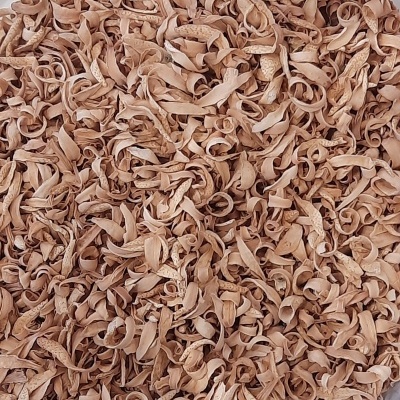 Recipiente com cascas de noz castanho claro em superfície branca