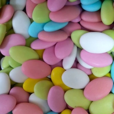 Amêndoas cobertas coloridas em tons pastel com textura lisa