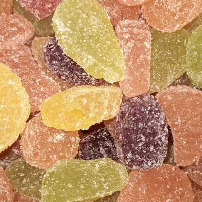 Gomas coloridas em forma de frutas cobertas de açúcar