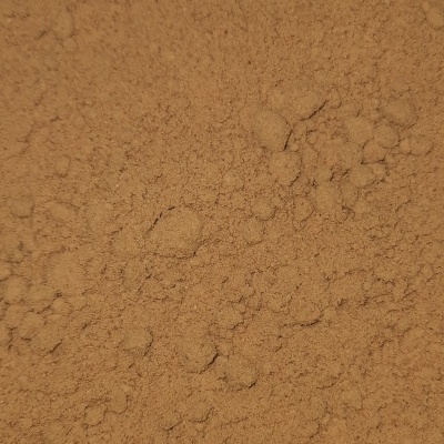 Pó fino castanho claro com textura granulada