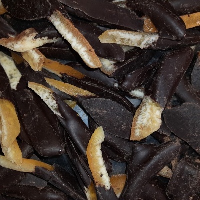 Rodelas de casca de laranja cobertas com chocolate escuro