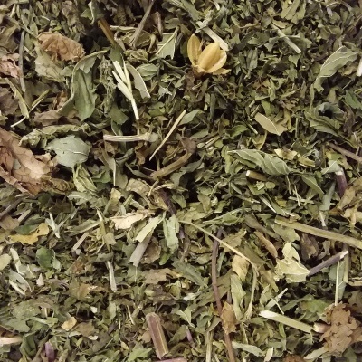 Folhas secas e trituradas verdes e castanhas