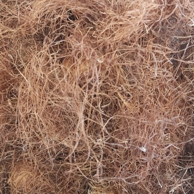 Fibras naturais castanhas claras entrelaçadas com textura fina e seca