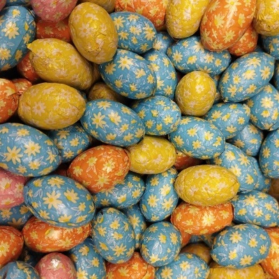 Ovos decorativos coloridos com padrão de flores amarelas sobre fundo azul, amarelo, laranja e rosa