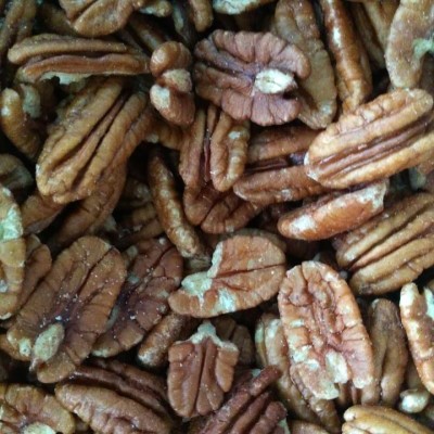 Metades de nozes pecan castanhas e rugosas
