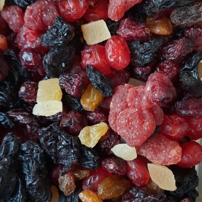 Mistura colorida de frutos secos e frutas desidratadas com várias texturas