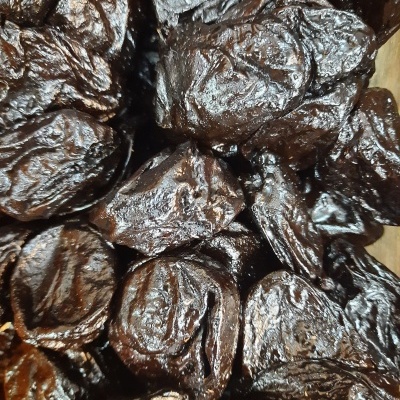 Ameixas pretas secas com textura enrugada