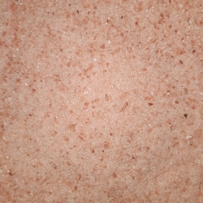 Sal rosa do Himalaia granulado em tons de rosa e branco