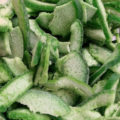 Tiras de casca de limão verde cortadas em pedaços irregulares
