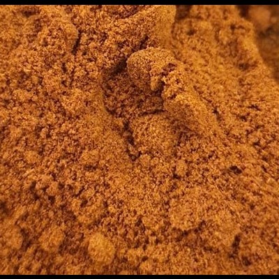 Pó fino castanho com textura granular