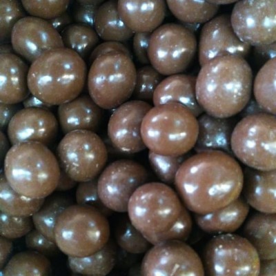 Esferas pequenas de chocolate castanhas brilhantes