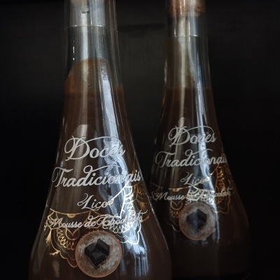 Duas garrafas de vidro com licor mousse de chocolate e tampas de cortiça