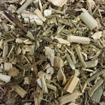 Ervas secas picadas variadas em diferentes tons de verde, bege e castanho