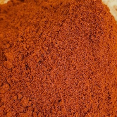 Pó castanho-avermelhado fino, textura granulada