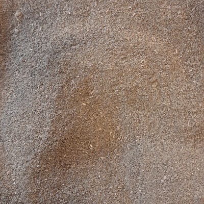 Piso cerâmico castanho claro com textura rugosa