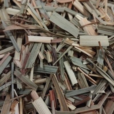 Lascas e pedaços de madeira de várias cores e texturas