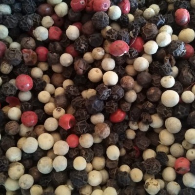 Mistura de pimentos em grão preto, branco e vermelho com textura rugosa