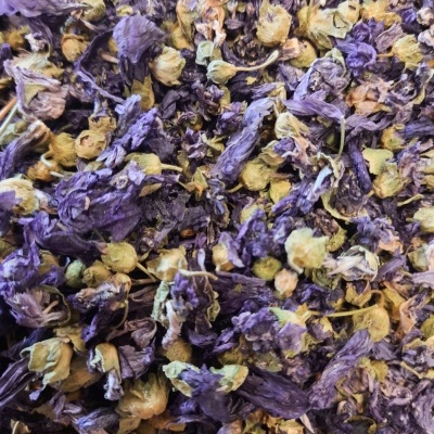 Flores secas roxas e amarelas com textura enrugada em close-up.