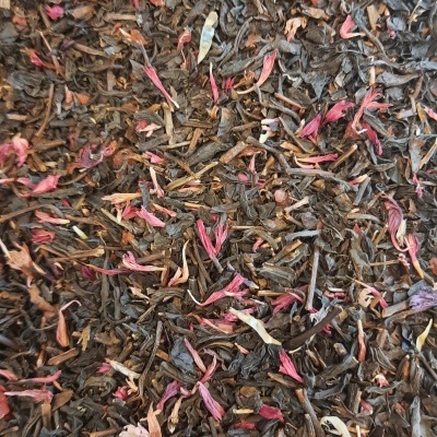Folhas de chá preto com pétalas secas vermelhas e brancas