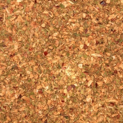 Mistura de temperos secos moídos, cores laranja, verde e amarela, textura granulada.