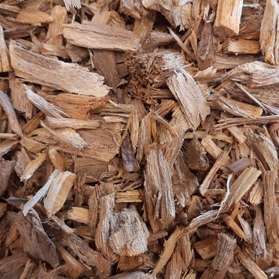 Lascas de madeira em tons castanho, textura rústica