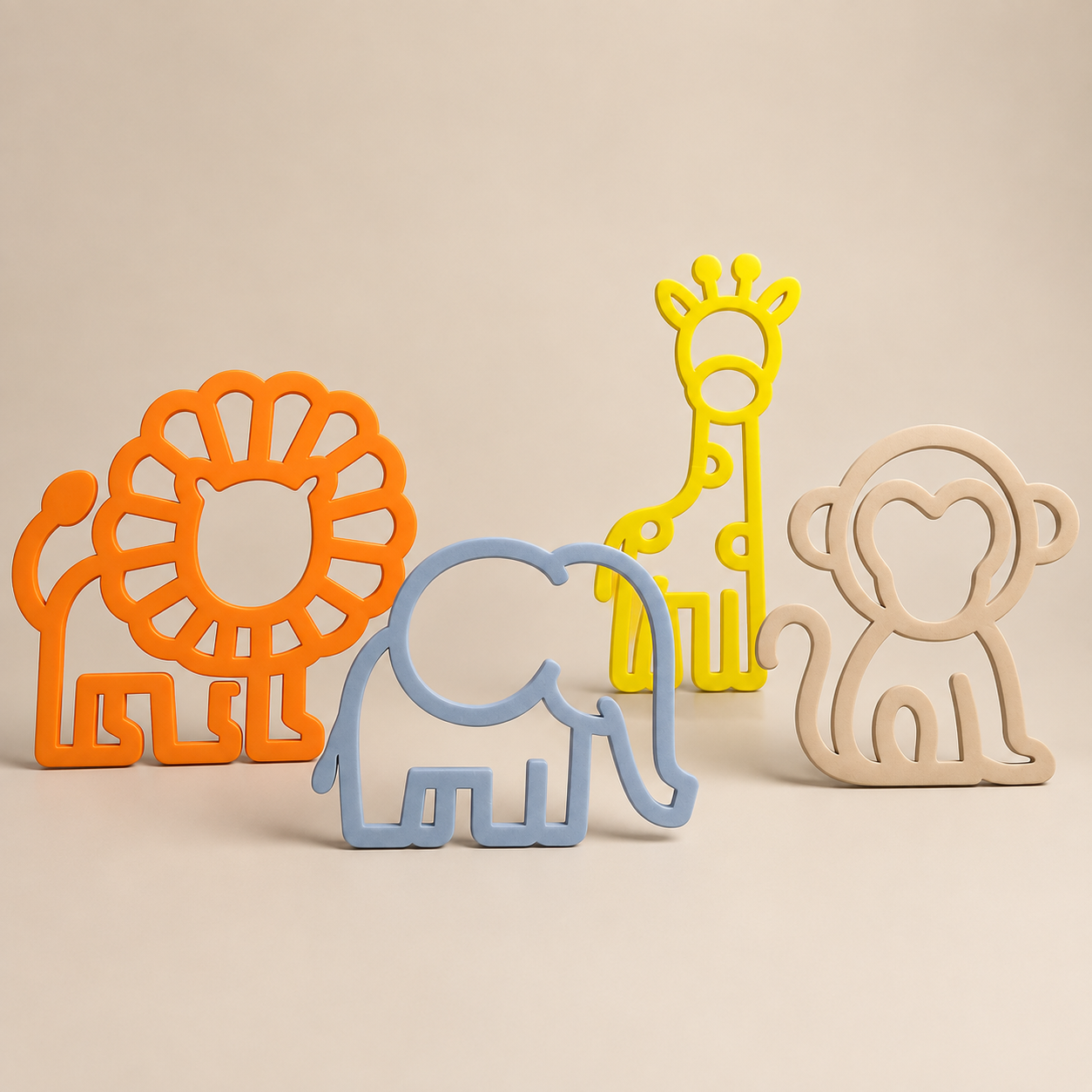 Kit Decorativo Safari Infantil com 4 Animais Molduras coloridas de animais em fundo bege.