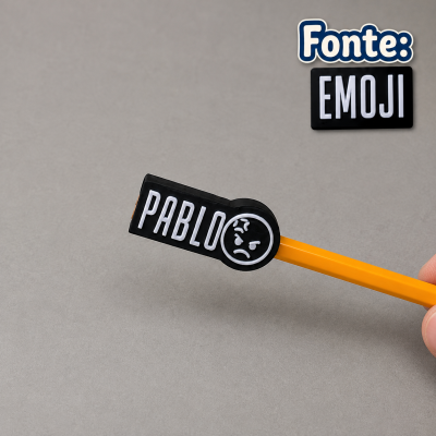 Ponteira preta com o nome PABLO e emoji de cara zangada num lápis amarelo