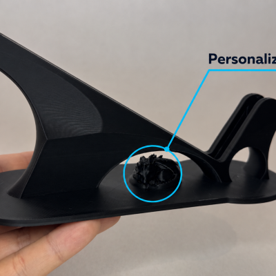 Suporte preto em plástico com design curvo e elemento 3D personalizado