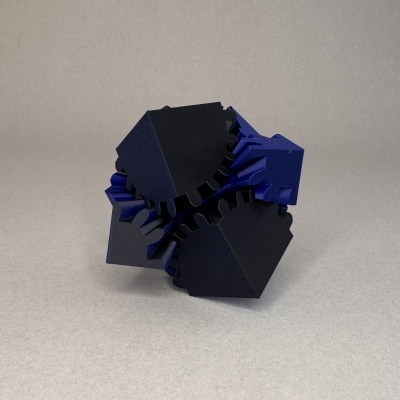 Objeto hexagonal preto e azul com recortes entrelaçados