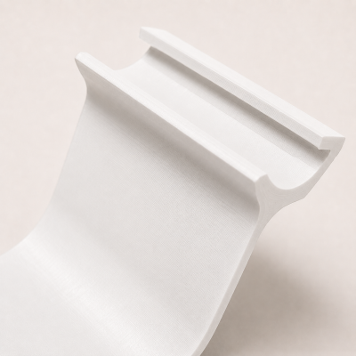 Produto de PVC branco com textura e ranhuras sobre fundo neutro