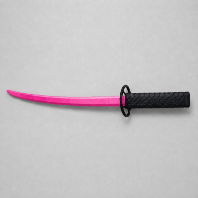 Katana com lâmina rosa e punho preto padrão escamas