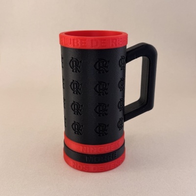Caneca preta com símbolo CR, faixas vermelhas com texto em relevo, pega quadrada preta