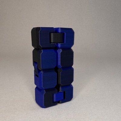 Cubos azuis e pretos empilhados em fundo cinzento