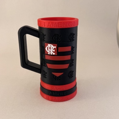 Caneca preta e vermelha com emblema CR e texto FLAMENGO na tampa