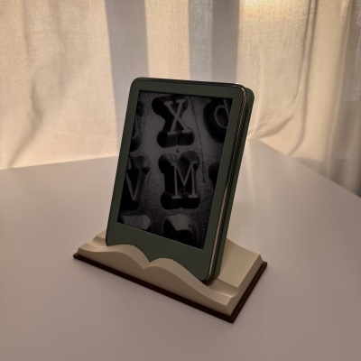 E-reader com capa verde escura em suporte em forma de livro
