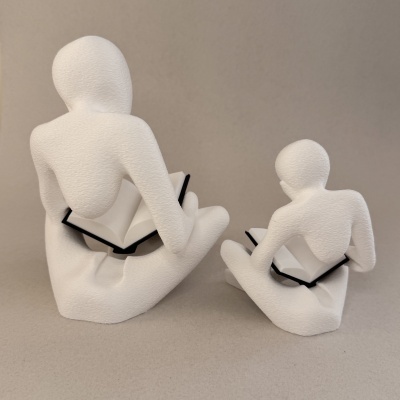 Estatuetas brancas a segurar livros abertos