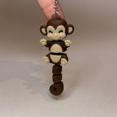 Chaveiro de macaco castanho e creme pendurado