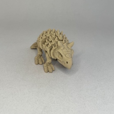 Figura de dinossauro Ankylosaurus bege com espinhos em relevo