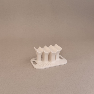 Suporte branco para escovas de dentes em fundo cinza