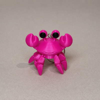 Chaveiro caranguejo cor-de-rosa em plástico com olhos pretos