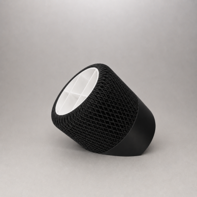 Organizador de mesa preto texturizado com interior branco e compartimentos.
