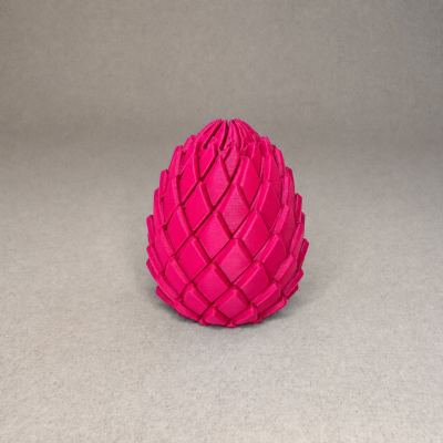 Objeto decorativo rosa em forma de piña com textura em relevo