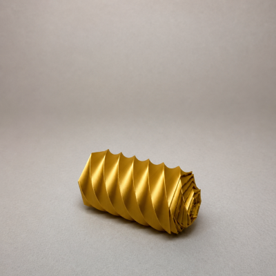 Envelope dourado metálico com textura ondulada