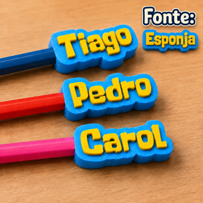 Escovas de dentes com suportes de esponja azul e nomes Tiago, Pedro e Carol em letras amarelas