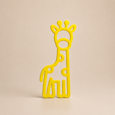 Objeto decorativo amarelo em forma de girafa sobre fundo bege