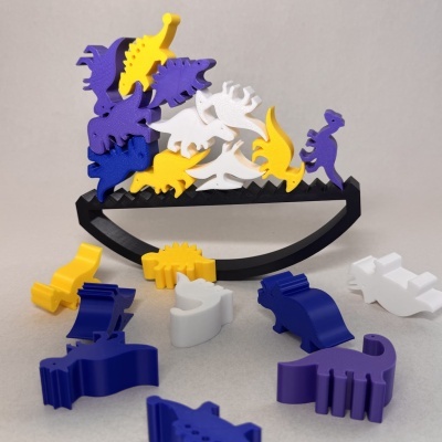Brinquedo de equilíbrio com peças de dinossauros e base preta curvada