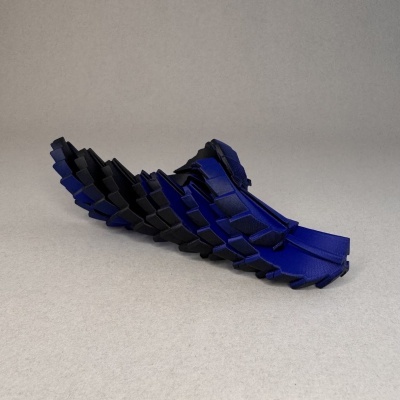 Sola de sapato azul com detalhes em preto sobre superfície cinza